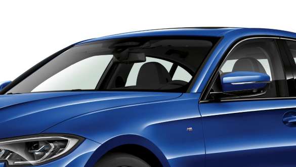 BMW řady 3 Sedan, BMW Akustické zasklení Tříčtvrteční pohled ze strany na BMW řady 3 Sedan se zaměřením na boční okna řidiče a spolujezdce s akustickým zasklením.