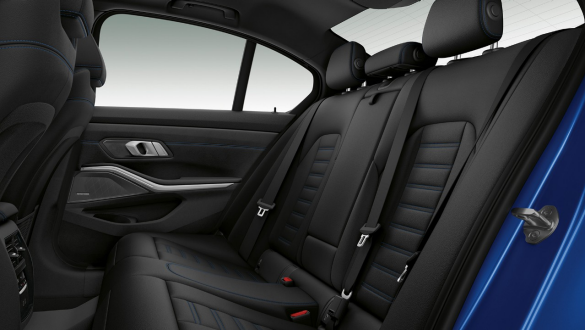 BMW řady 3 Sedan, vyhřívání sedadel Detailní boční pohled na zadní sedadla s vyhříváním vpředu a vzadu.