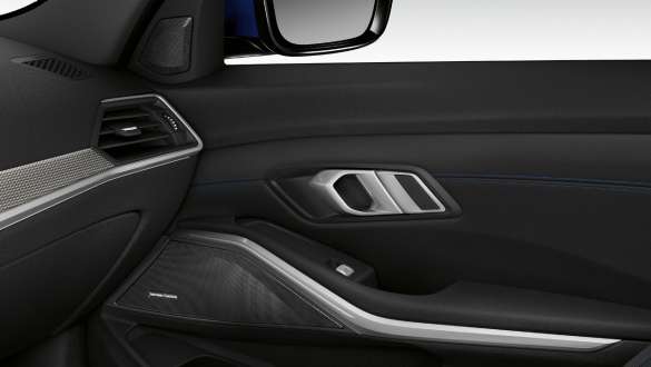 BMW řady 3 Sedan, audiosystém Harman Kardon. Detailní pohled na vnitřní obložení dveří spolujezdce vpředu se zabudovaným reproduktorem audiosystému Harman Kardon.