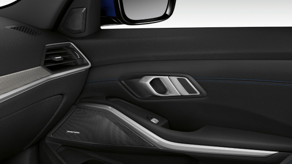 BMW řady 3 Sedan, audiosystém Harman Kardon. Detailní pohled na vnitřní obložení dveří spolujezdce vpředu se zabudovaným reproduktorem audiosystému Harman Kardon.