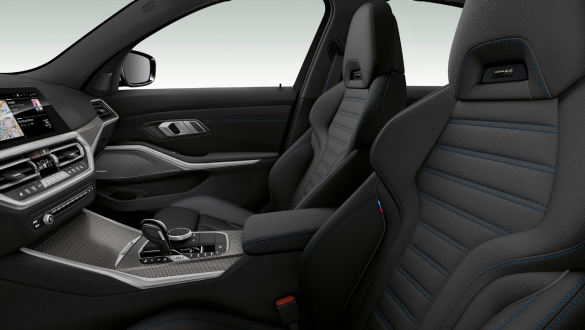BMW řady 3 Sedan, sportovní sedadla. Detailní boční pohled na přední černá sportovní sedadla řidiče a spolujezdce.