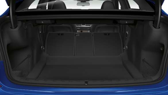 BMW řady 3 Sedan, průchozí nakládací system. Detailní pohled na otevřený zavazadlový prostor s napůl složeným opěradlem zadních sedadel.