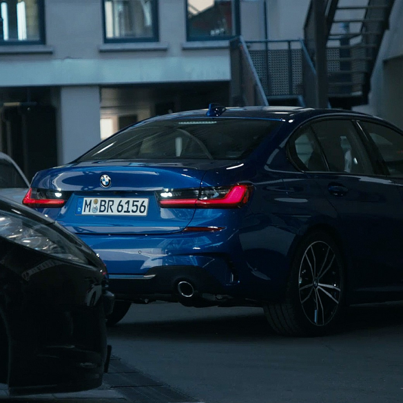 BMW řady 3 Sedan, díly M Performance Parts. Přední část nového BMW řady 3 Sedan a díly M Performance Parts.