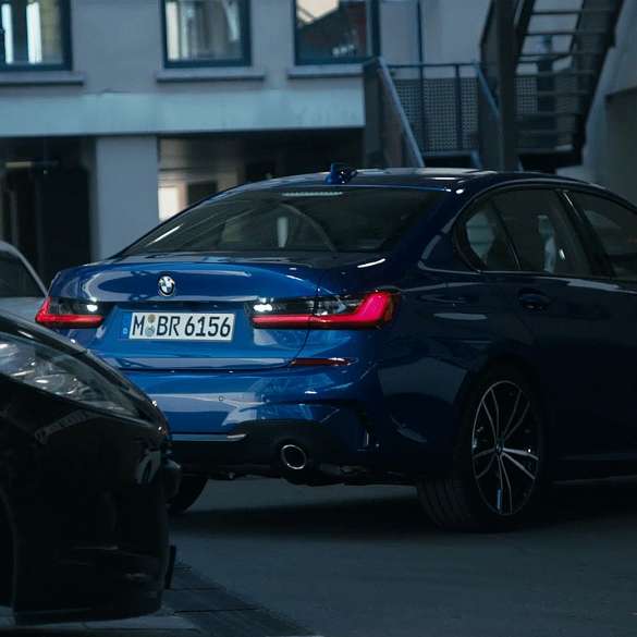 BMW řady 3 Sedan, couvací asistent. Detailní záběr na displej uvnitř BMW řady 3 Sedan s couvacím asistentem.