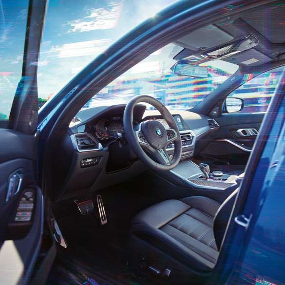 BMW řady 3 Sedan, interiér. Detailní záběr na řidičovo místo v interiéru BMW řady 3 Sedan.