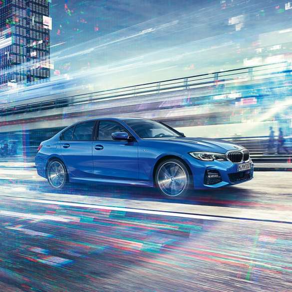 BMW řady 3 Sedan, jízdní záběr z boku. Jízdní záběr BMW řady 3 Sedan z boku ve dne v městském prostředí.