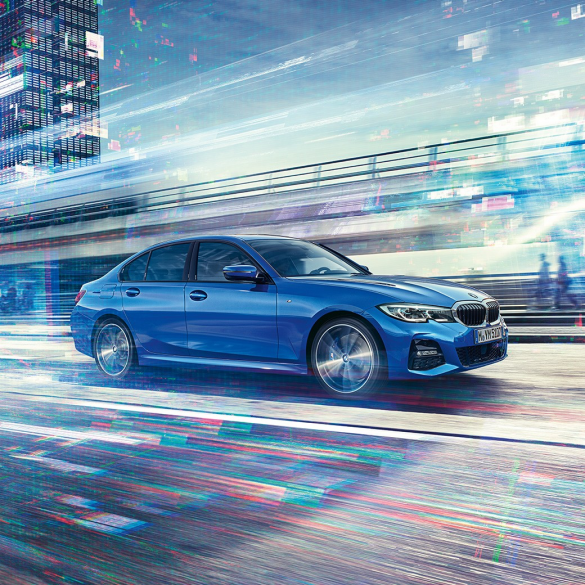 BMW řady 3 Sedan, jízdní záběr z boku. Jízdní záběr BMW řady 3 Sedan z boku ve dne v městském prostředí.
