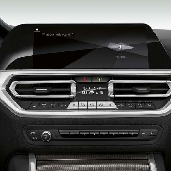 BMW řady 3 Sedan, BMW Intelligent Personal Assistant. Detailní záběr na displej kokpitu BMW řady 3 Sedan s BMW Intelligent Personal Assistant.