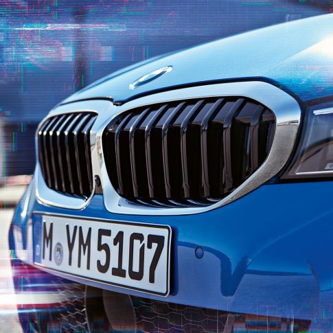 BMW řady 3 Sedan, maska chladiče ve tvaru ledvinek Detailní boční pohled na masku chladiče BMW řady 3 Sedan.