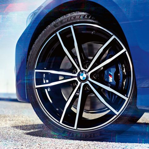 BMW řady 3 Sedan, kola z lehké slitiny 791 M Detailní pohled na 19” M kola z lehké slitiny 791 M Jet Black BMW řady 3 Sedan.