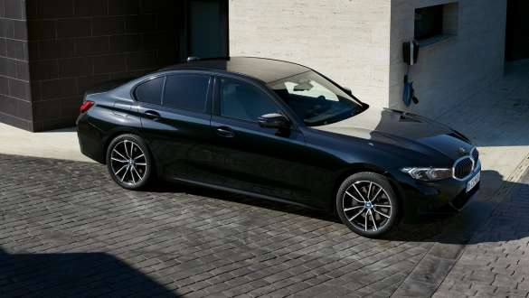 Plug-in hybridní BMW řady 3 Sedan G20 tříčtvrteční pohled z boku Plug-in hybridní BMW řady 3 Sedan G20 tříčtvrteční statický pohled z boku