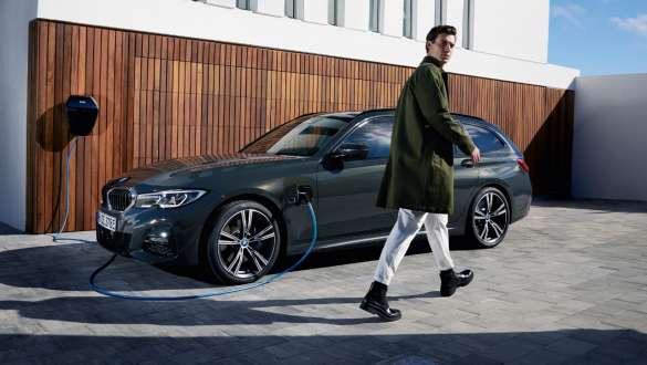 Plug-in hybridní BMW řady 3 Touring 2021 G21 tříčtvrteční pohled z boku u BMW Wallboxu Plug-in hybridní BMW řady 3 Touring 2021 G21 tříčtvrteční pohled z boku u BMW Wallboxu s modelem