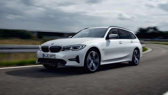 Plug-in hybridní BMW řady 3 Touring 2021 G21 tříčtvrteční pohled zepředu v jízdě Plug-in hybridní BMW řady 3 Touring 2021 G21 tříčtvrteční pohled zepředu v jízdě na silnici