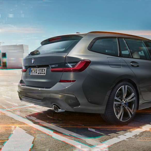 BMW řady 3 Touring, tříčtvrteční pohled zezadu na parkovací místo BMW řady 3 Touring, tříčtvrteční pohled zezadu na parkovací místo v městském prostředí