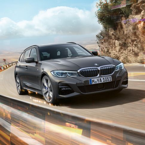 BMW řady 3 Touring, tříčtvrteční jízdní záběr zepředu BMW řady 3 Touring, tříčtvrteční jízdní záběr zepředu na mostě ve venkovském prostředí