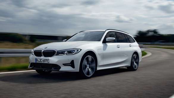 Plug-in hybridní BMW řady 3 touring 2021 G20 ze tříčtvrtečního pohledu zepředu Plug-in hybridní BMW řady 3 Touring 2021 G21 ze tříčtvrtečního pohledu zepředu na silnici