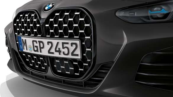 Vertikální maska chladiče s leskle černým rámečkem BMW M440i xDrive Cabrio G23 2020 BMW M440i xDrive Cabrio metalický lak BMW Individual Frozen Deep Grey (šedá) G23 2020 pohled zepředu na masku chladiče s rámečkem v leskle černém provedení