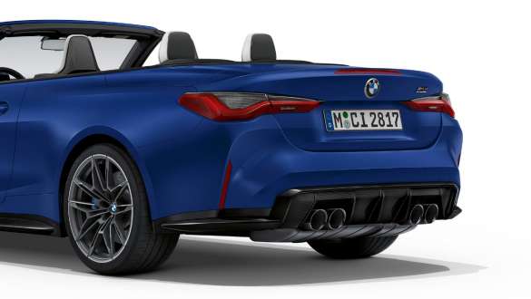 Design zádi BMW M4 Competition Cabrio s pohonem M xDrive G83 2021 BMW M4 Cabrio exteriér Competition G83 2021 metalický lak Individual Frozen Portimao Blue (modrá) design zadní části ze tříčtvrtečního pohledu zezadu