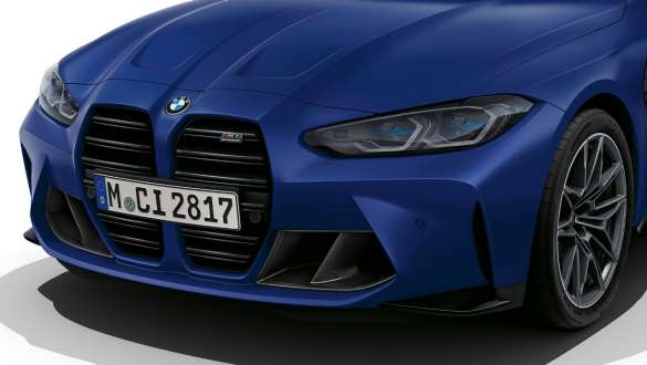 Design přední části BMW M4 Competition Cabrio s pohonem M xDrive G83 2021 BMW M4 Competition Cabrio s pohonem M xDrive G83 2021 metalický lak Individual Frozen Portimao Blue (modrá) design přední části ze tříčtvrtečního pohledu zepředu
