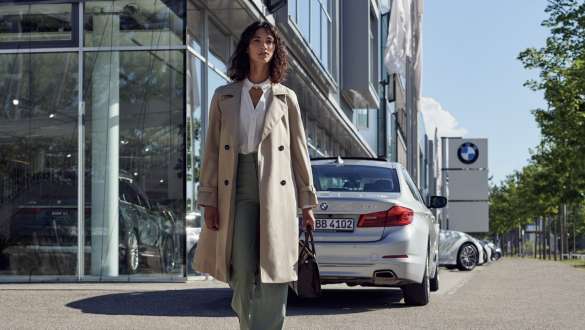 Žena před BMW dealerstvím BMW Service Inclusive žena před BMW dealerstvím