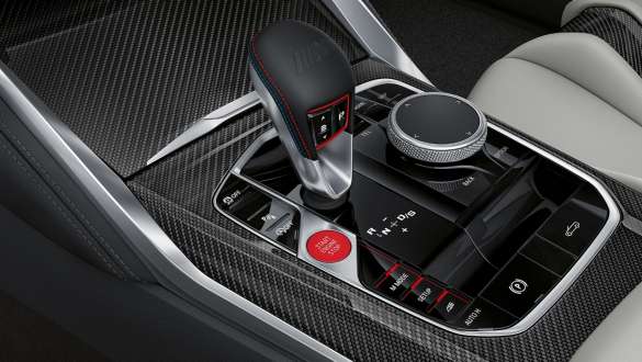 Ovládací panel na středové konzole BMW M4 Cabrio G83 2021 BMW M4 Cabrio G83 2021 kokpit s ovládacím panelem na středové konzole