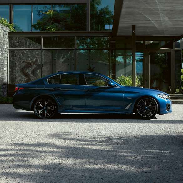 Exteriér BMW řady 5 Sedan G30 BMW řady 5 Sedan G30 facelift 2020 Phytonic Blue (modrá) pohled z boku na zaparkovaný vůz