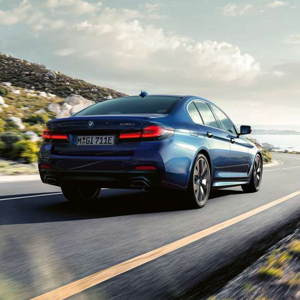 Jízdní dynamika BMW řady 5 Sedan G30 Jízdní dynamika BMW řady 5 Sedan G30 Phytonic Blue (modrá) tříčtvrteční pohled zezadu jízdní záběr
