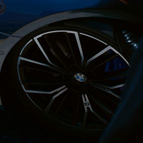 M kola z lehké slitiny Y-spoke 846 M BMW řady 5 Sedan G30 M kola z lehké slitiny Y 846 M BMW řady 5 Sedan G30 Facelift 2020 v barvě Phytonic Blue z detailního pohledu