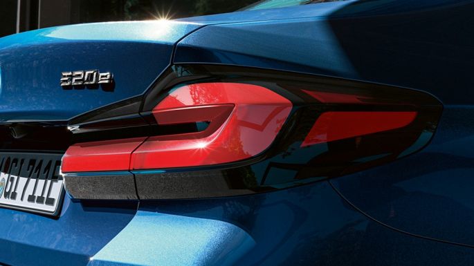 3D zadní světla BMW řady 5 Sedan G30 3D zadní světla BMW řady 5 Sedan G30 Facelift 2020 v barvě Phytonic Blue (modrá) detailní pohled na zadní část