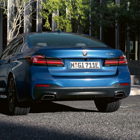 Zadní nárazník BMW řady 5 Sedan G30 Lichoběžníkové koncovky výfuku BMW řady 5 Sedan G30 Facelift 2020 v barvě Phytonic Blue (modrá) detailní pohled na zadní část