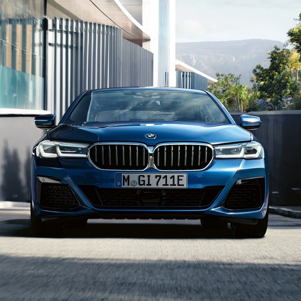 Maska ve tvaru ledvinek a přední nárazník BMW řady 5 Sedan G30 Maska ve tvaru ledvinek a přední nárazník BMW řady 5 Sedan G30 Facelift 2020 v barvě Phytonic Blue (modrá) detailní pohled na přední část