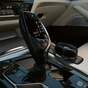 Ovládací prvky BMW řady 5 Sedan G30 Leskle černé ovládací prvky BMW řady 5 Sedan G30 Facelift 2020 interiér