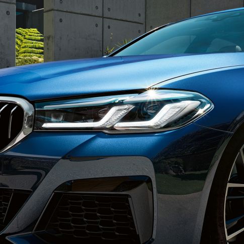 BMW Laserlight BMW řady 5 Sedan G30 BMW Laserlight BMW řady 5 Sedan G30 Facelift 2020 v barvě Phytonic Blue (modrá) detailní pohled na přední část