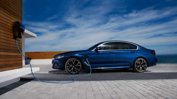 Plug-in hybridní BMW řady 5 Sedan 2021 G30 pohled z boku Plug-in hybridní BMW řady 5 Sedan 2021 G30 pohled z boku u nabíječky BMW Wallbox
