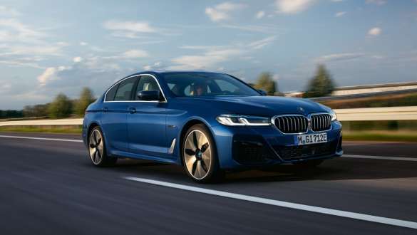 Plug-in hybridní BMW řady 5 Sedan 2021 G30 tříčtvrteční jízdní záběr zepředu Plug-in hybridní BMW řady 5 Sedan 2021 G30 tříčtvrteční jízdní záběr zepředu na silnici