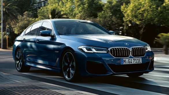 BMW řady 5 Sedan G30, tříčtvrteční pohled zepředu BMW řady 5 Sedan G30 Facelift 2020 v barvě Phytonic Blue ze tříčtvrtečního pohledu zepředu za jízdy na silnici