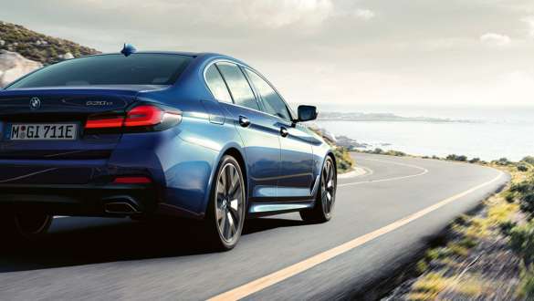 Integrální aktivní řízení v BMW řady 5 Sedan G30 Integrální aktivní řízení v BMW řady 5 Sedan G30 facelift 2020 jízdní tříčtvrteční záběr zezadu