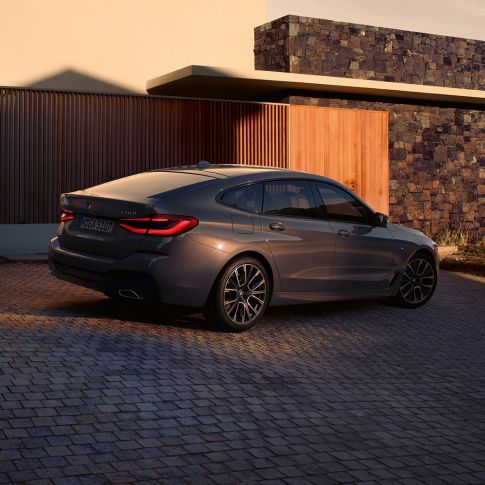 Design zádi BMW řady 6 Gran Turismo G32 2020 Design zádi BMW řady 6 Gran Turismo 640i xDrive G32 2020 Bernina Grey (šedá) pohled zezadu