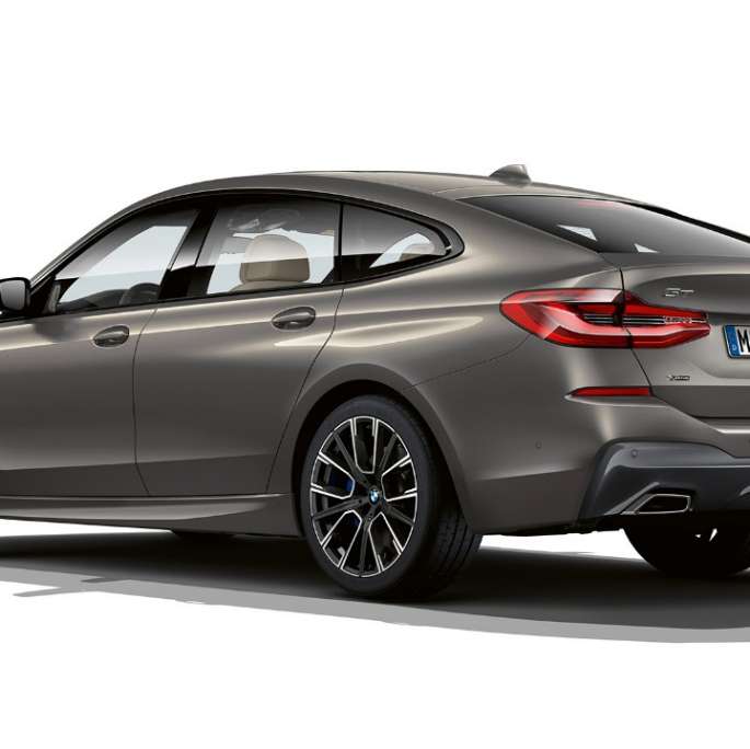 BMW řady 6 Gran Turismo M sportovní paket G32 2020 BMW řady 6 Gran Turismo G32 640i xDrive 2020 M sportovní paket Bernina Grey (šedá) s jantarovým efektem ze tříčtvrtečního pohledu zezadu