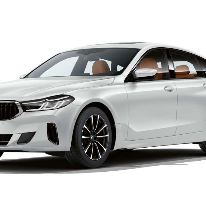 BMW řady 6 Gran Turismo v sériovém provedení G32 2020 BMW řady 6 Gran Turismo G32 620d 2020 v metalickém laku Mineral White (bílá) ze tříčtvrtečního pohledu zepředu