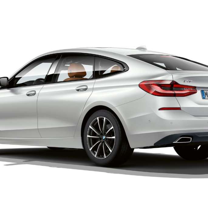 BMW řady 6 Gran Turismo v sériovém provedení G32 2020 BMW řady 6 Gran Turismo G32 2020 v sériovém provedení v metalickém laku Mineral White (bílá) ze tříčtvrtečního pohledu zezadu