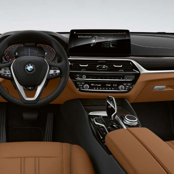 Kokpit BMW řady 6 Gran Turismo v sériovém provedení G32 2020 BMW řady 6 Gran Turismo G32 620d 2020 v sériovém provedení kůže Dakota Cognac/Black (hnědá/černá) interiér