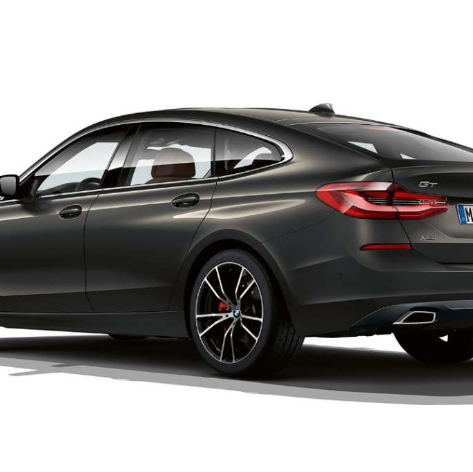 Záď BMW řady 6 Gran Turismo Luxury Line G32 2020 BMW řady 6 Gran Turismo G32 640d xDrive 2020 Luxury Line Dravit Grey (šedá) ze tříčtvrtečního pohledu zezadu