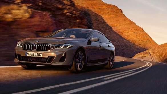 Integrální aktivní řízení BMW řady 6 Gran Turismo G32 2020 Integrální aktivní řízení BMW řady 6 Gran Turismo G32 2020 jízdní tříčtvrteční záběr zezadu