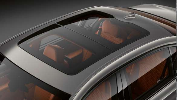Panoramatická prosklená střecha BMW řady 7 Sedan BMW řady 7 Sedan: Panoramatická prosklená střecha z ptačí perspektivy