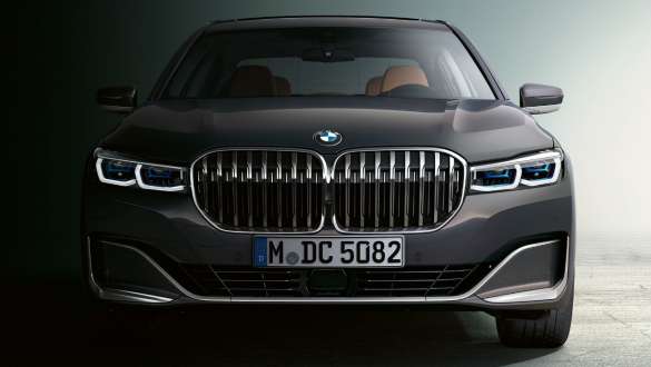 Přední nárazník BMW řady 7 Sedan BMW řady 7 Sedan: detailní pohled zpředu na přední nárazník