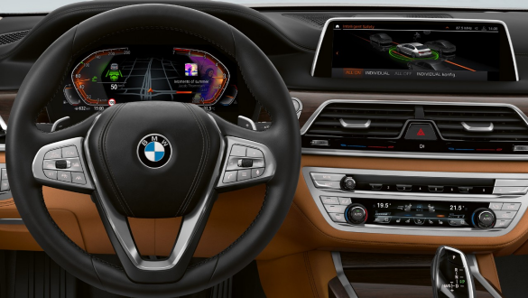 BMW řady 7 Sedan: Driving Assistant Professional BMW řady 7 Sedan: Displej a přístrojový štít zobrazují Driving Assistant Professional