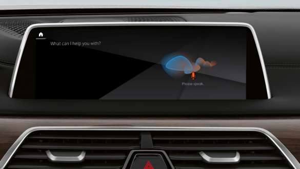 BMW řady 7 Sedan: Remote Software Upgrade BMW řady 7 Sedan: displej a přístrojový štít zobrazují Remote Software Upgrade