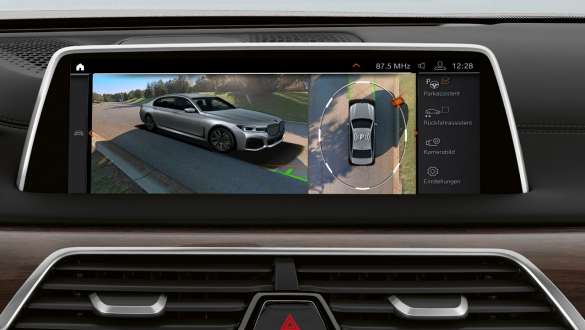 BMW řady 7 Sedan: Parking Assistant Plus BMW řady 7 Sedan: Displej zobrazující Parking Assistant Plus