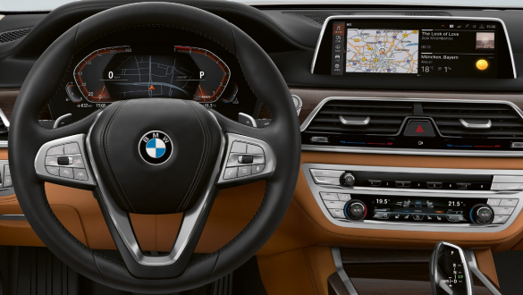 BMW řady 7 Sedan: BMW Live Cockpit Professional BMW řady 7 Sedan: Displej zobrazuje BMW Live Cockpit Professional